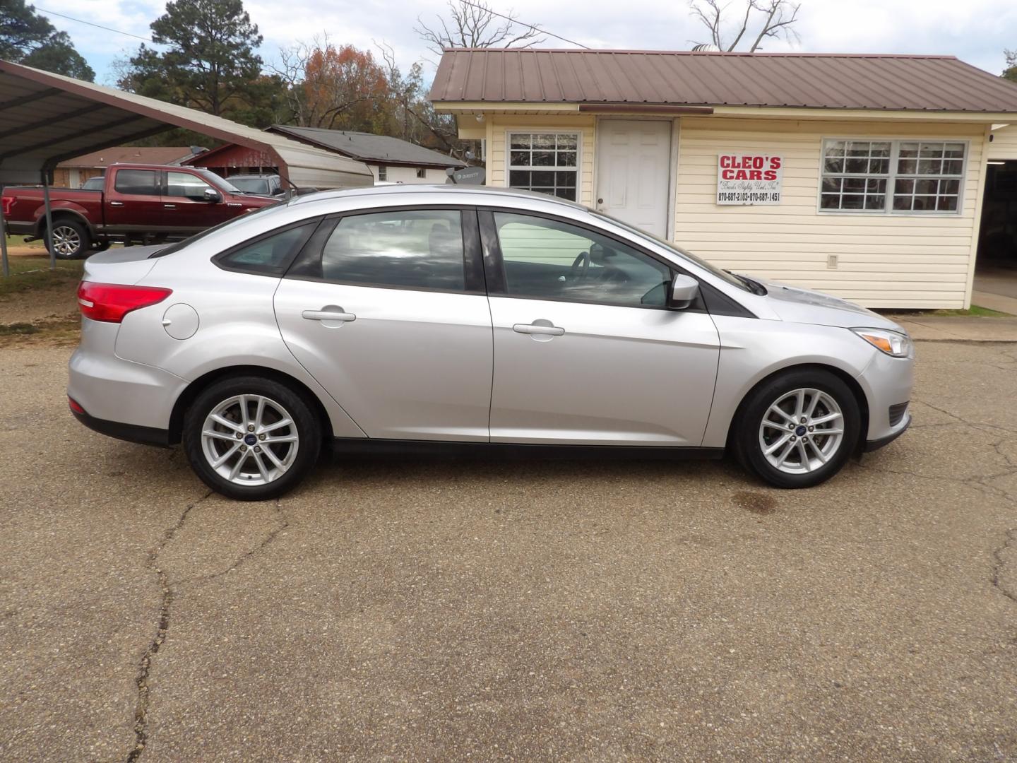 2018 Ingot Silver Metallic /Black Ford Focus SE (1FADP3FE4JL) with an 1.0L engine, automatic transmission, located at 401 First NE, Bearden, AR, 71720, (870) 687-3414, 33.726528, -92.611519 - Photo#19